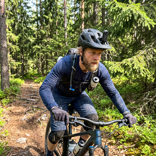 Lifestyle: Actionkamera på cykelhjälm i skogen