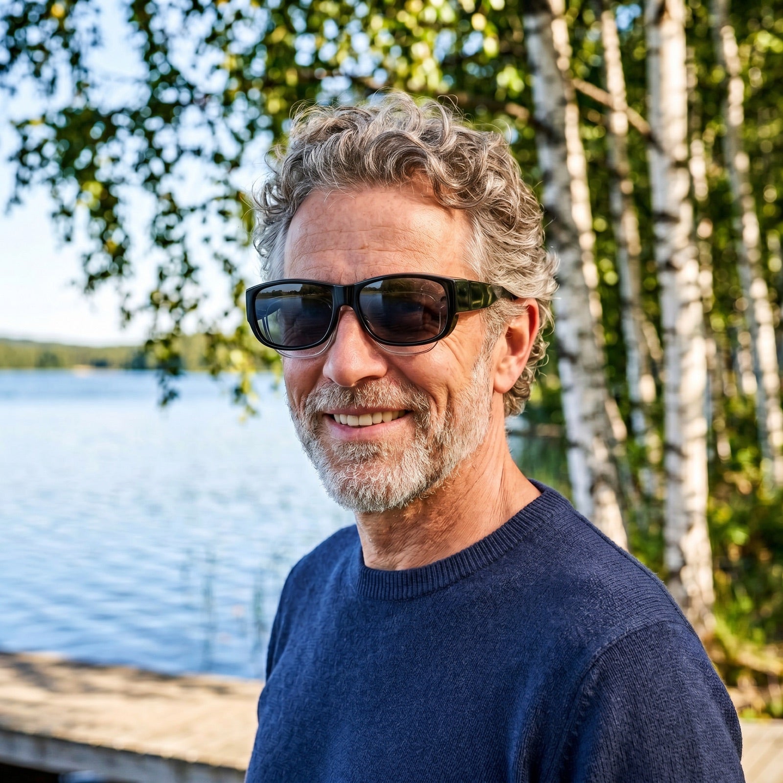 Man med polariserade solglasögon vid sjö